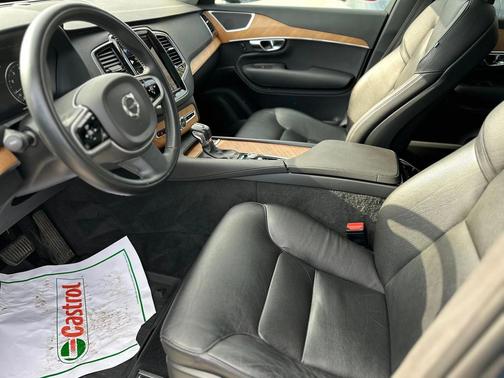 2021 Volvo XC90 T6 Momentum