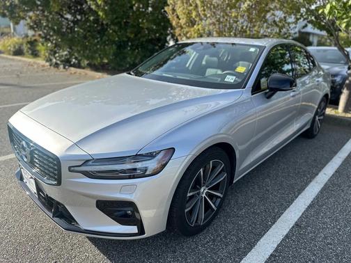 2022 Volvo S60 T5 Momentum