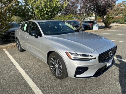2022 Volvo S60 T5 Momentum
