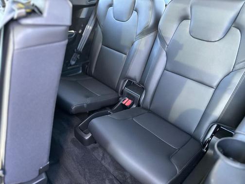 2025 Volvo XC90 B5 Core