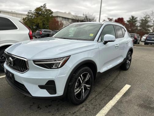 2025 Volvo XC40 B5 Core Bright Theme