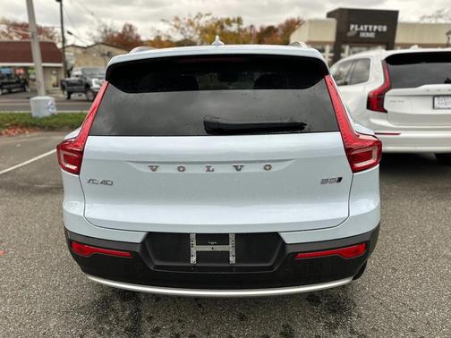 2025 Volvo XC40 B5 Core Bright Theme