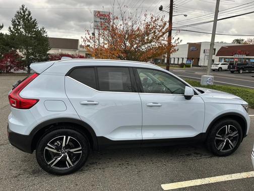 2025 Volvo XC40 B5 Core Bright Theme