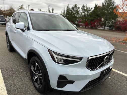 2025 Volvo XC40 B5 Core Bright Theme