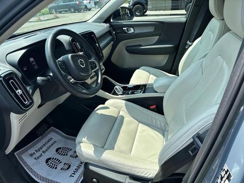 2023 Volvo XC40 B5 Plus Dark Theme