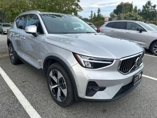 2025 Volvo XC40 B5 Plus Bright Theme