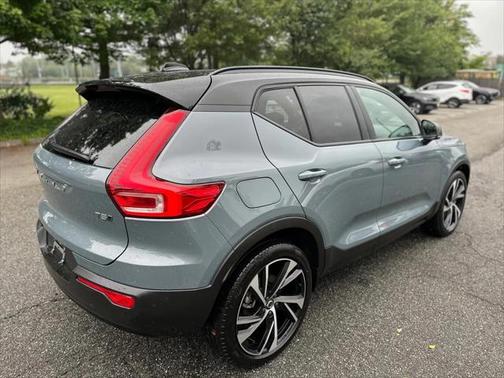 2022 Volvo XC40 T5 R-Design