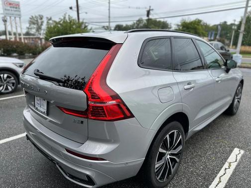 2023 Volvo XC60 B5 Plus Dark Theme