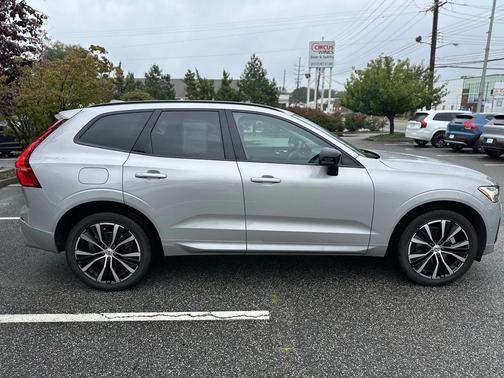 2023 Volvo XC60 B5 Plus Dark Theme