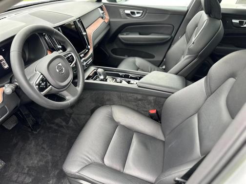 2023 Volvo XC60 B5 Plus Dark Theme