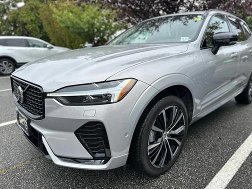 2023 Volvo XC60 B5 Plus Dark Theme