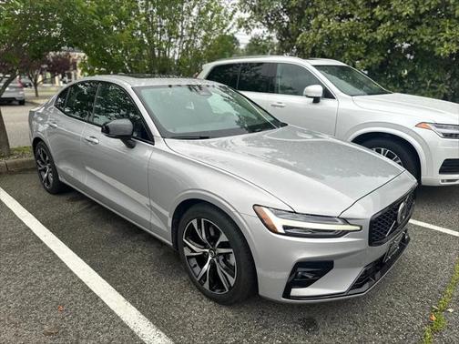 2024 Volvo S60 B5 Core Dark Theme