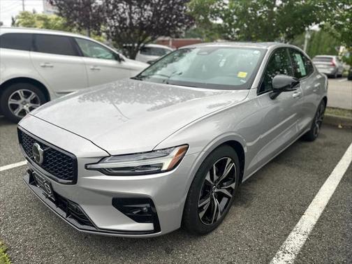 2024 Volvo S60 B5 Core Dark Theme