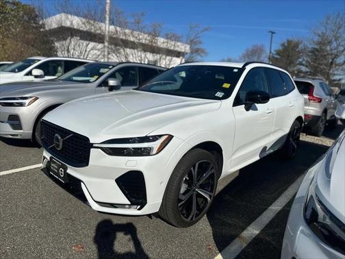 2022 Volvo XC60 B6 R-Design