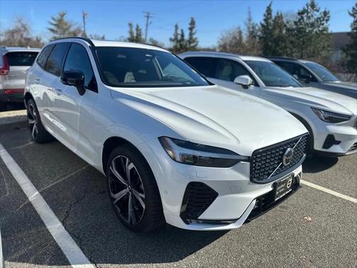 2022 Volvo XC60 B6 R-Design