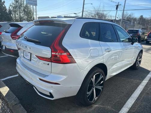 2022 Volvo XC60 B6 R-Design