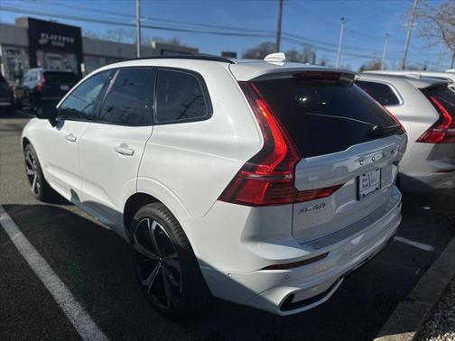 2022 Volvo XC60 B6 R-Design