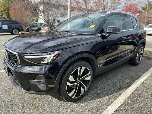 2025 Volvo XC40 B5 Plus Bright Theme