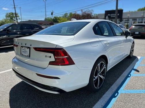 2024 Volvo S60 B5 Core Dark Theme