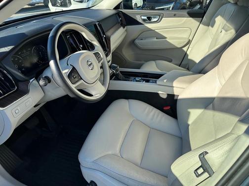 2021 Volvo XC60 T5 Momentum