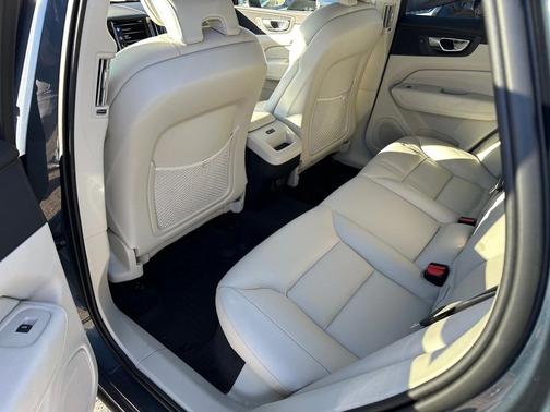 2021 Volvo XC60 T5 Momentum