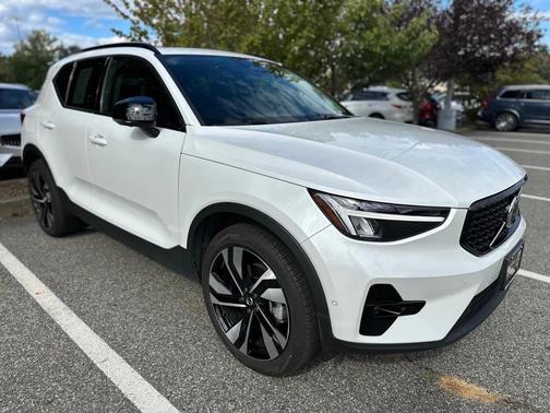 2025 Volvo XC40 B5 Plus Dark Theme