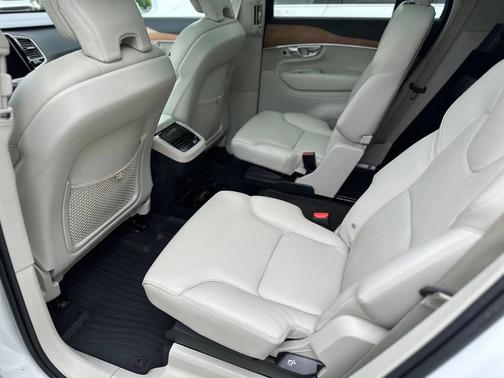 2022 Volvo XC90 T6 Momentum