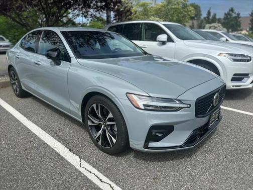 2024 Volvo S60 B5 Core Dark Theme