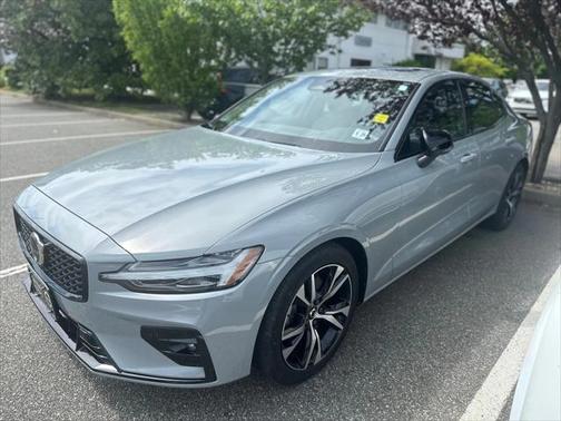 2024 Volvo S60 B5 Core Dark Theme
