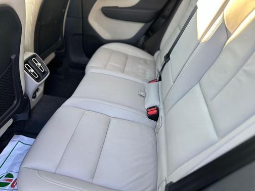 2022 Volvo XC40 T5 Momentum