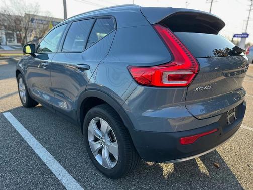 2022 Volvo XC40 T5 Momentum