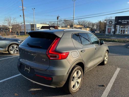 2022 Volvo XC40 T5 Momentum