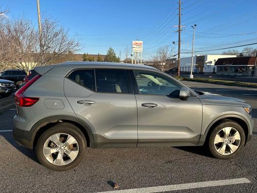 2022 Volvo XC40 T5 Momentum