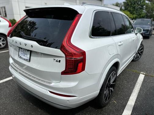 2022 Volvo XC90 T6 Momentum