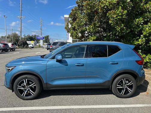 2025 Volvo XC40 B5 Core Bright Theme