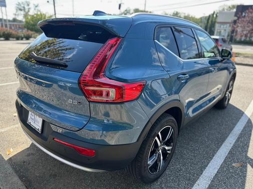 2025 Volvo XC40 B5 Core Bright Theme