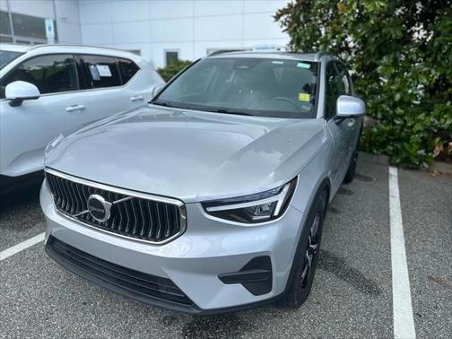 2025 Volvo XC40 B5 Core Bright Theme