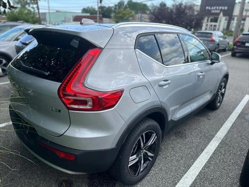 2025 Volvo XC40 B5 Core Bright Theme