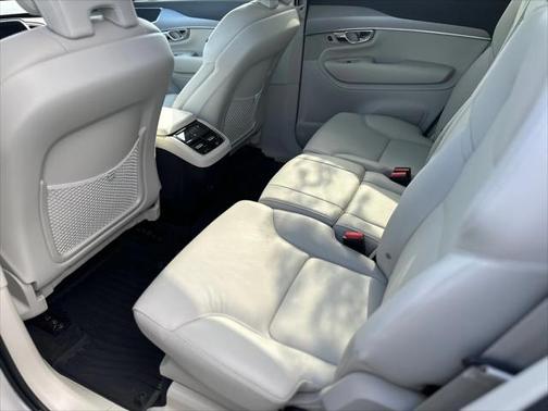 2022 Volvo XC90 T5 Momentum