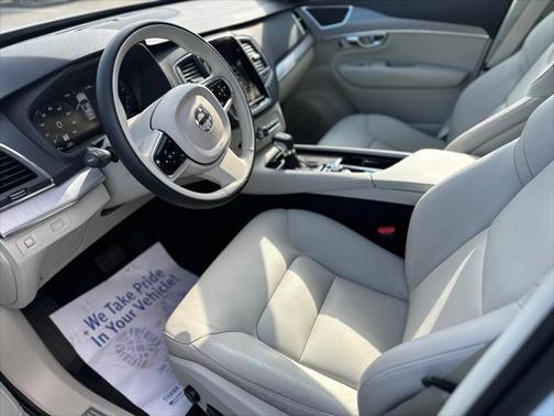 2022 Volvo XC90 T5 Momentum