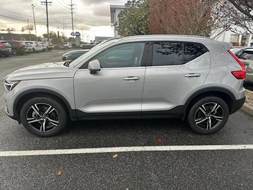2025 Volvo XC40 B5 Core Bright Theme