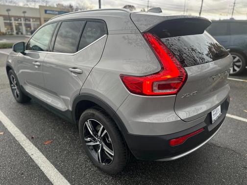 2025 Volvo XC40 B5 Core Bright Theme
