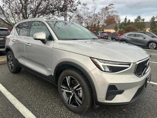 2025 Volvo XC40 B5 Core Bright Theme