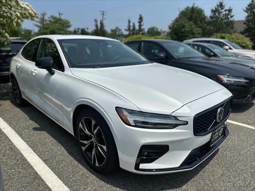 2024 Volvo S60 B5 Core Dark Theme