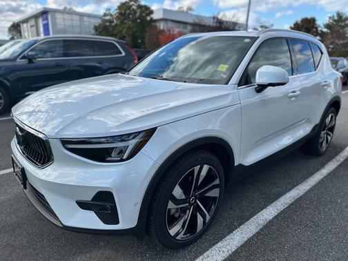 2025 Volvo XC40 B5 Plus Bright Theme