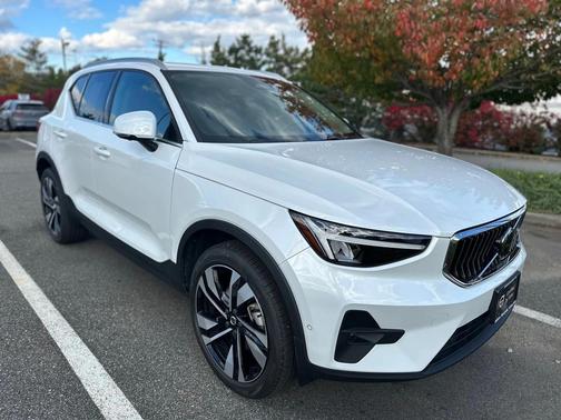 2025 Volvo XC40 B5 Plus Bright Theme