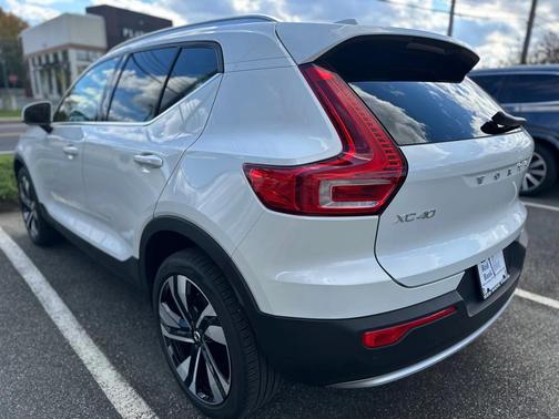 2025 Volvo XC40 B5 Plus Bright Theme
