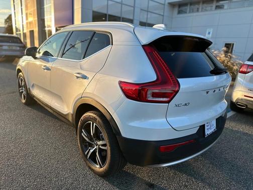 2025 Volvo XC40 B5 Core Bright Theme