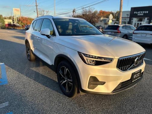 2025 Volvo XC40 B5 Core Bright Theme