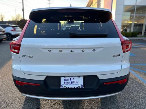 2025 Volvo XC40 B5 Core Bright Theme